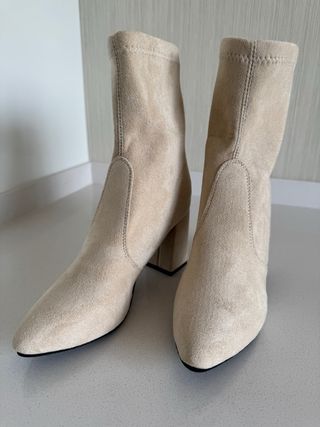 Botines. Tacón medio grueso Sin estrenar
