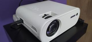 Video proyector con pantalla