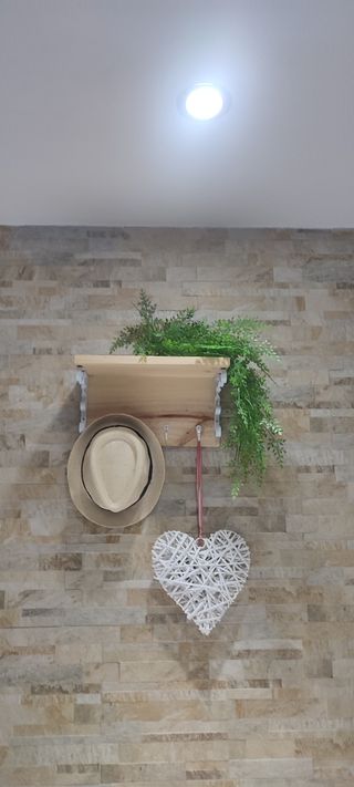 Perchero pared pino natural nuevo.