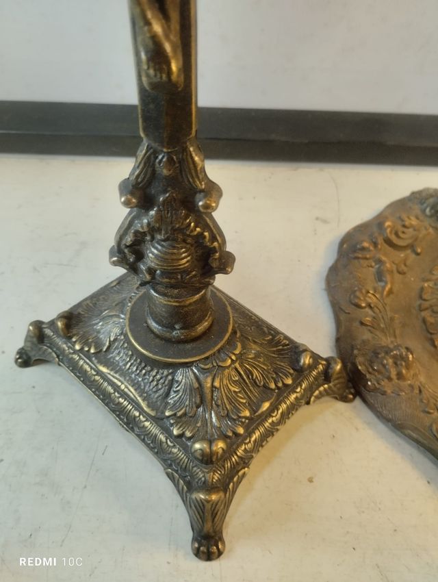 Lote de Crucifijo y jarrón con plata y latón