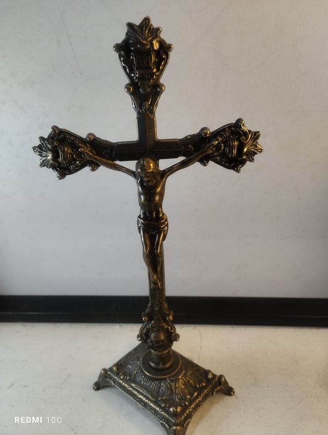 Lote de Crucifijo y jarrón con plata y latón