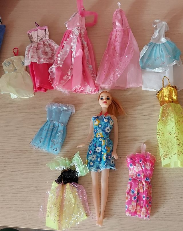 Lotto vestiti barbie e bambola