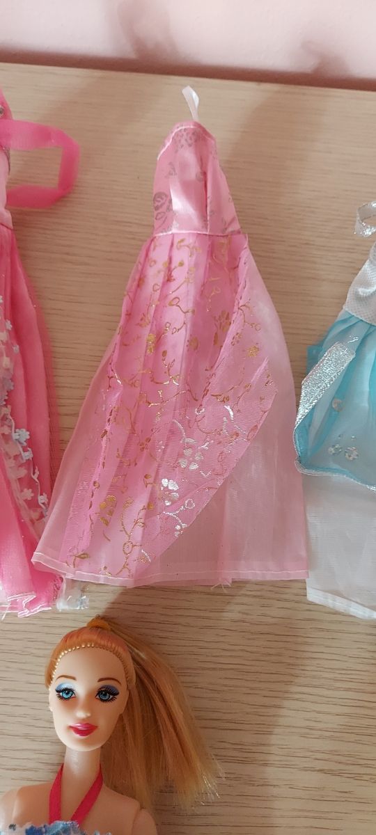 Lotto vestiti barbie e bambola