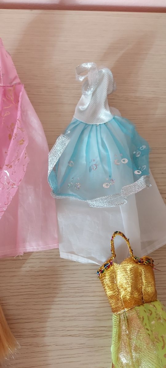 Lotto vestiti barbie e bambola
