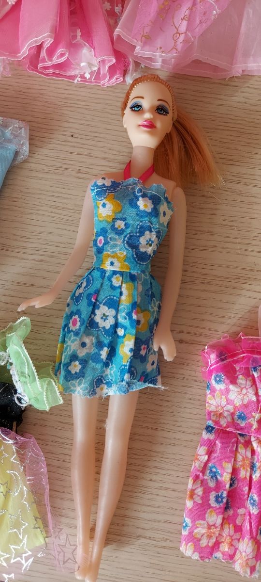 Lotto vestiti barbie e bambola
