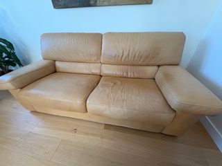 Sofá tres plazas en piel Natuzzi.