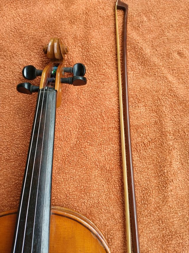Violín, arco y estuche