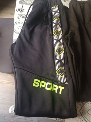 Pantalones largos con bolsillos.