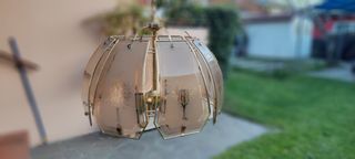 Lampadario con vetro marrone e struttura dorata