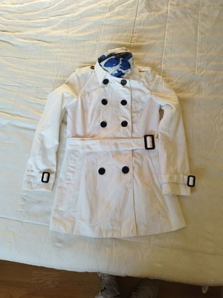 Gabardina blanca chics