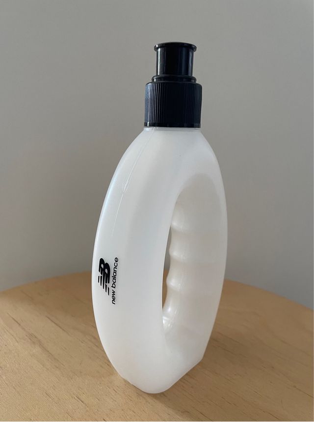 Botella de agua portátil de New Balance