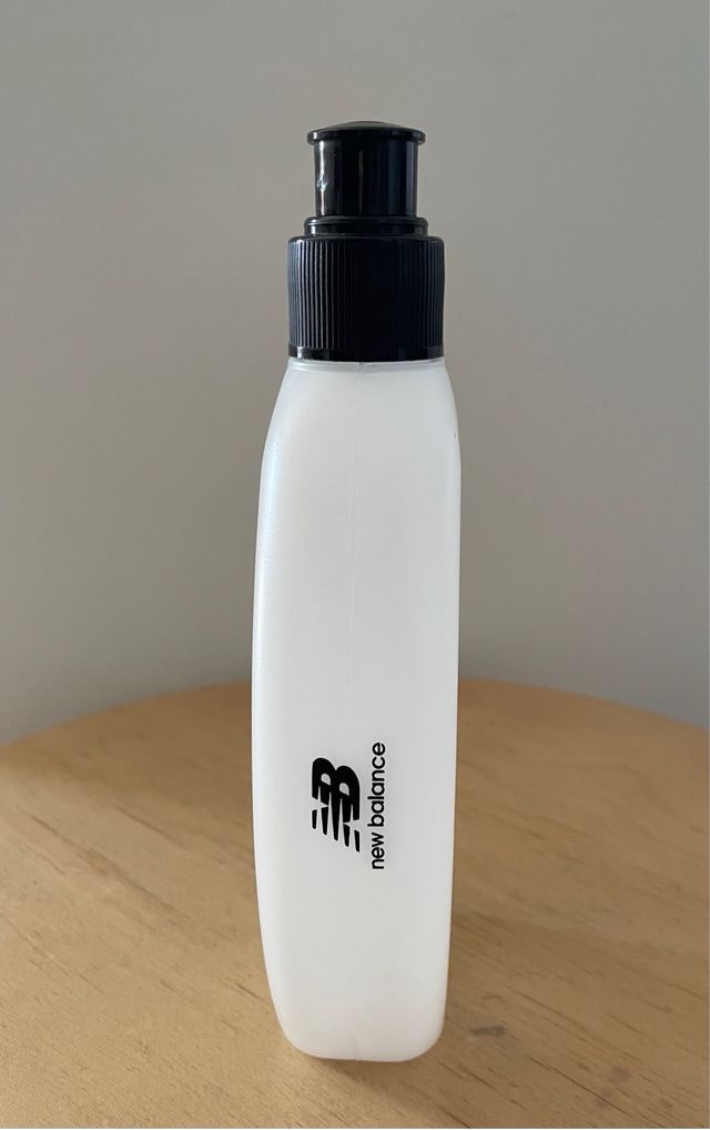 Botella de agua portátil de New Balance