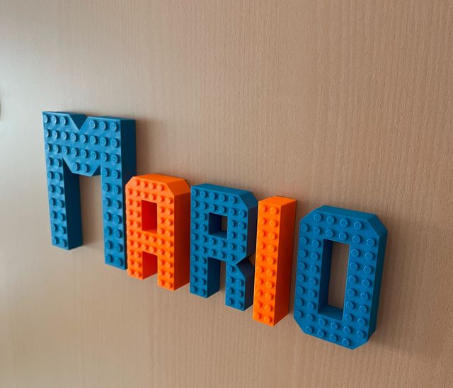 Decorazione di compleanno con scritte in stile Lego