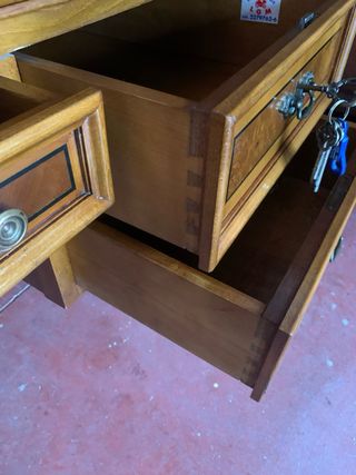 PRECIOSA MESA DE DESPACHO CON TAPETE DE PIEL