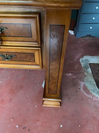 PRECIOSA MESA DE DESPACHO CON TAPETE DE PIEL