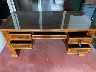 PRECIOSA MESA DE DESPACHO CON TAPETE DE PIEL