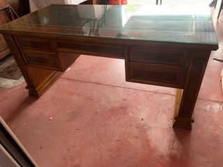 PRECIOSA MESA DE DESPACHO CON TAPETE DE PIEL