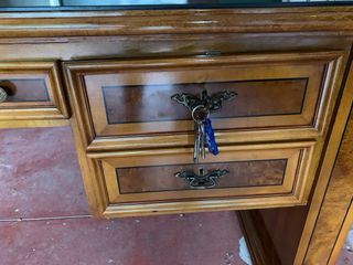 PRECIOSA MESA DE DESPACHO CON TAPETE DE PIEL