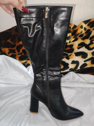 BOTAS NEGRAS ALTAS CON TACÓN