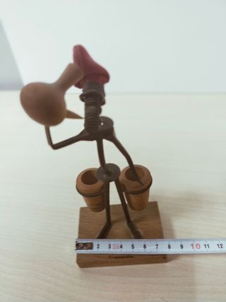 Figura metálica de bebedor en porron