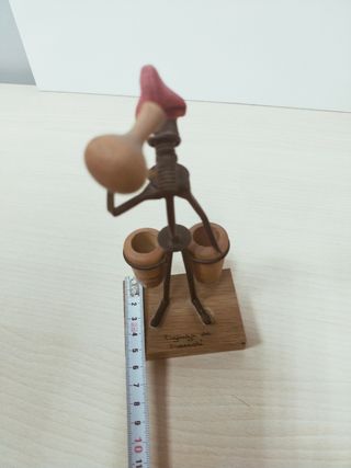 Figura metálica de bebedor en porron