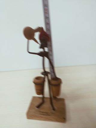 Figura metálica de bebedor en porron