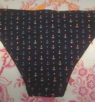 Bonito bikini negro anclas colores.