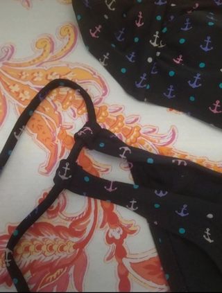 Bonito bikini negro anclas colores.