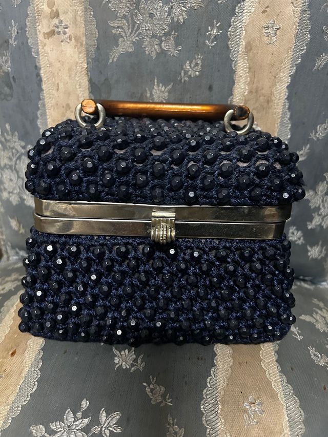 Borsa a mano con perline blu marino.