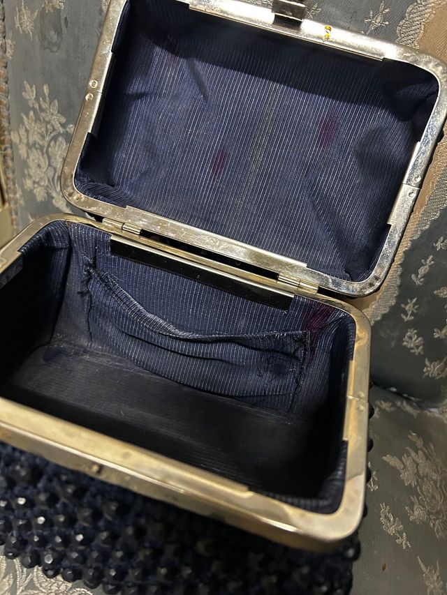 Borsa a mano con perline blu marino.