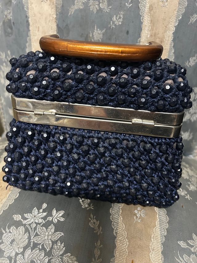 Borsa a mano con perline blu marino.