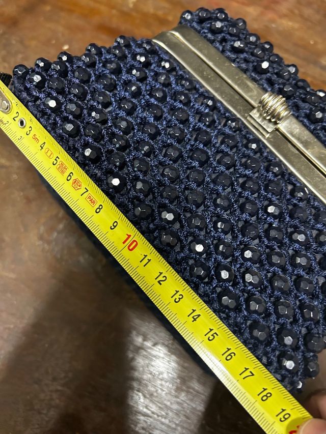 Borsa a mano con perline blu marino.