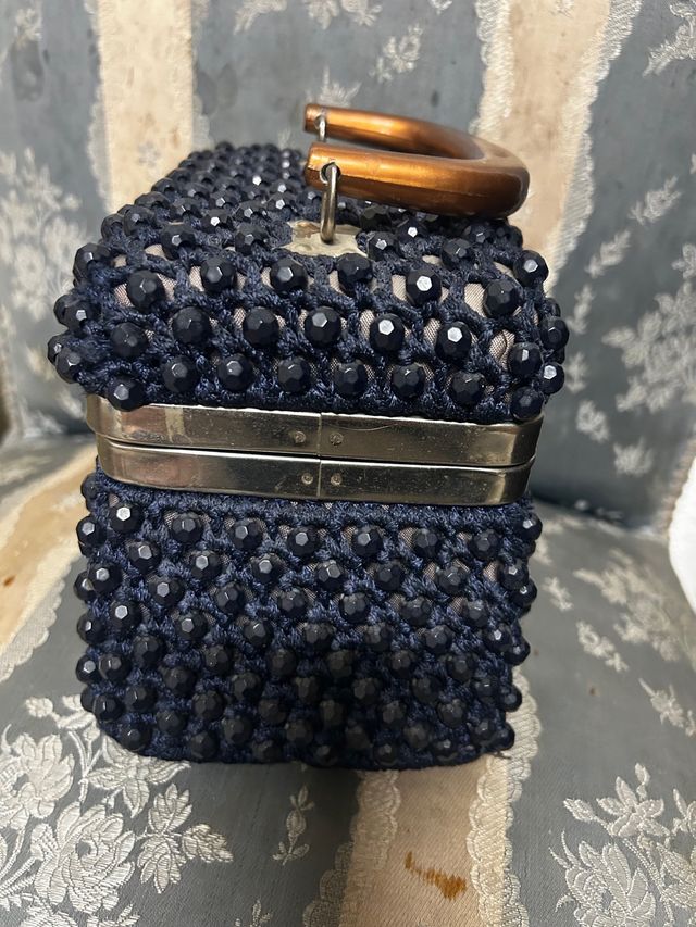 Borsa a mano con perline blu marino.