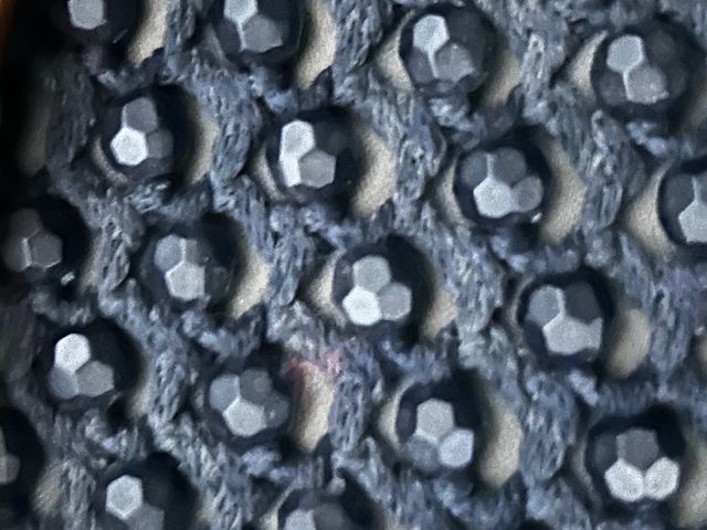 Borsa a mano con perline blu marino.