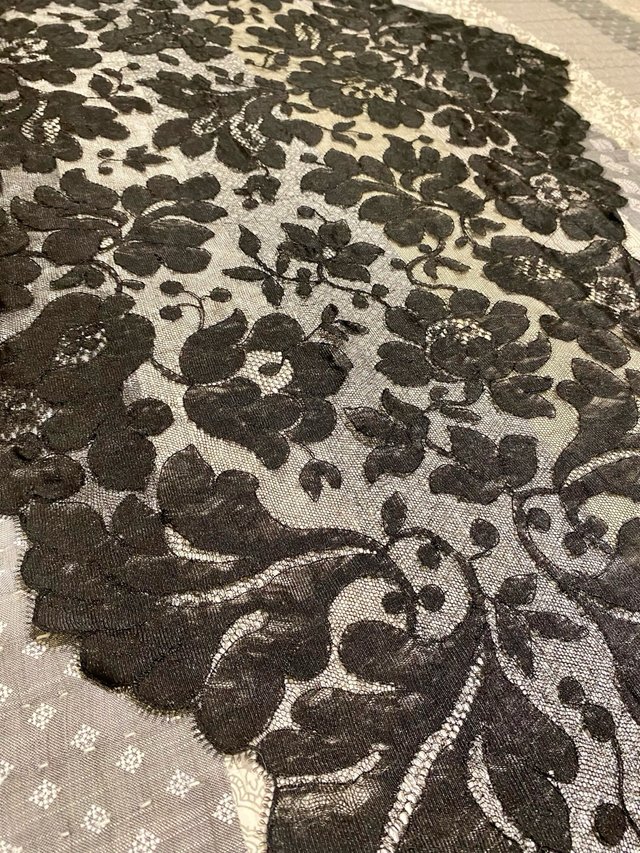 Antigua mantilla o tocado negro forma rombo