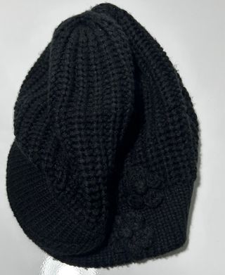 Gorro negro.