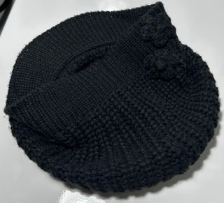 Gorro negro.