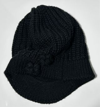 Gorro negro.