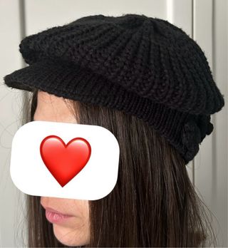 Gorro negro.