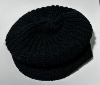 Gorro negro.