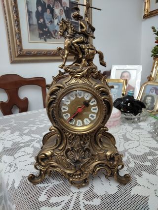 Reloj de metal grande