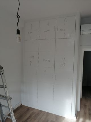 Carpintero montaje de puertas