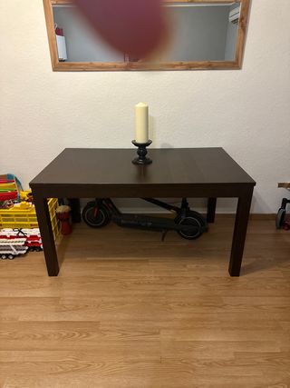 Mesa madera agrandable marron oscura. 