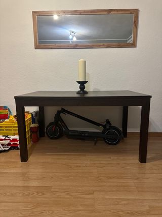 Mesa madera agrandable marron oscura. 