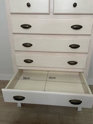 Cómoda de madera maciza.