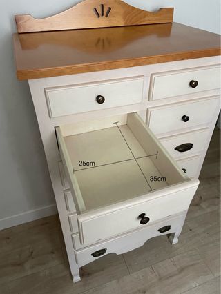 Cómoda de madera maciza.