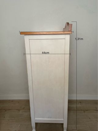 Cómoda de madera maciza.