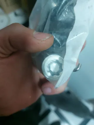 3 Tornillos+1 tuerca antirrobo Volkswagen