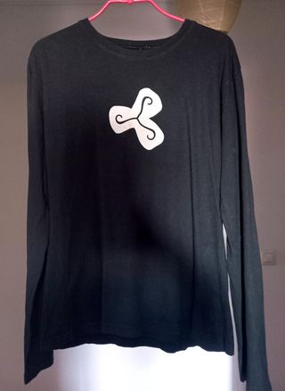Camiseta "Trisquel" negra de manga larga de Barabú