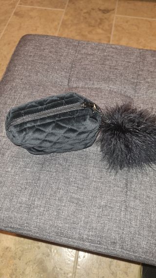 Piccola pochette velluto nero e pon pon
